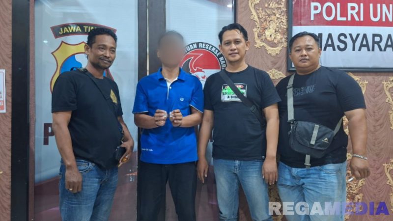 Caption: Buser Polsek Pangarengan, mengamankan pelaku sabu-sabu ke Unit Satresnarkoba Polres Sampang, (sumber foto: Polsek Pangarengan). 