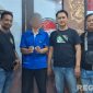 Caption: Buser Polsek Pangarengan, mengamankan pelaku sabu-sabu ke Unit Satresnarkoba Polres Sampang, (sumber foto: Polsek Pangarengan). 
