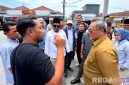 Caption: Ketua Komisi III DPRD Bangkalan bersama anggotanya, saat sidak langsung proyek jalan Arosbaya-Campor, (dok. regamedianews). 