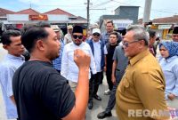 Caption: Ketua Komisi III DPRD Bangkalan bersama anggotanya, saat sidak langsung proyek jalan Arosbaya-Campor, (dok. regamedianews). 
