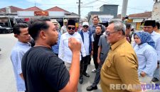 Caption: Ketua Komisi III DPRD Bangkalan bersama anggotanya, saat sidak langsung proyek jalan Arosbaya-Campor, (dok. regamedianews). 