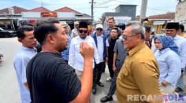 Caption: Ketua Komisi III DPRD Bangkalan bersama anggotanya, saat sidak langsung proyek jalan Arosbaya-Campor, (dok. regamedianews). 