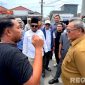 Caption: Ketua Komisi III DPRD Bangkalan bersama anggotanya, saat sidak langsung proyek jalan Arosbaya-Campor, (dok. regamedianews). 