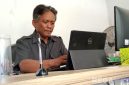 Caption: Pj Kepala Desa Banyukapah, Ruspandi, saat ditemui di ruang kerjanya, (dok. regamedianews). 