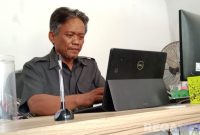 Caption: Pj Kepala Desa Banyukapah, Ruspandi, saat ditemui di ruang kerjanya, (dok. regamedianews). 