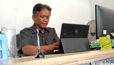 Caption: Pj Kepala Desa Banyukapah, Ruspandi, saat ditemui di ruang kerjanya, (dok. regamedianews). 