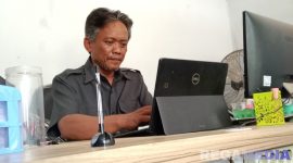 Caption: Pj Kepala Desa Banyukapah, Ruspandi, saat ditemui di ruang kerjanya, (dok. regamedianews). 