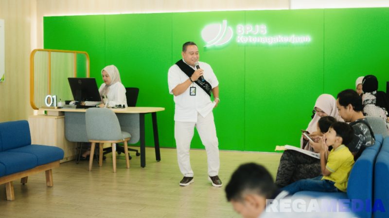 Caption: Kepala Kantor Cabang Madura, Indriyatno, turun langsung menyapa peserta yang datang, (foto istimewa). 