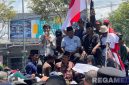 Caption: ratusan massa 'Klebun Isrok' saat aksi demo di depan Kantor Pemkab Bangkalan, (dok. regamedianews). 