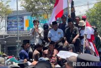 Caption: ratusan massa 'Klebun Isrok' saat aksi demo di depan Kantor Pemkab Bangkalan, (dok. regamedianews). 