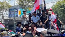 Caption: ratusan massa 'Klebun Isrok' saat aksi demo di depan Kantor Pemkab Bangkalan, (dok. regamedianews). 