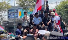 Bawa Massa, Mantan Kades di Bangkalan Demo Pemda
