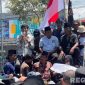 Caption: ratusan massa 'Klebun Isrok' saat aksi demo di depan Kantor Pemkab Bangkalan, (dok. regamedianews). 