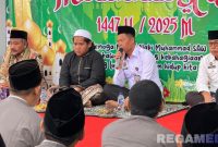Caption: berdampingan dengan RKH Muhammad Sirullah Jauhari, Kalapas Narkotika Pamekasan (Kusnan) sampaikan sambutan dalam acara maulid nabi Muhammad SAW, (foto istimewa). 