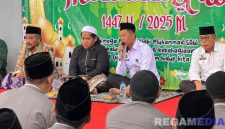 Caption: berdampingan dengan RKH Muhammad Sirullah Jauhari, Kalapas Narkotika Pamekasan (Kusnan) sampaikan sambutan dalam acara maulid nabi Muhammad SAW, (foto istimewa). 