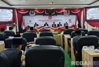 Caption: suasana khidmat saat berlangsungnya rapat paripurna DPRD Sampang, agenda mendengarkan pidato kenegaraan Presiden Prabowo, (dok. regamedianews). 