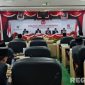 Caption: suasana khidmat saat berlangsungnya rapat paripurna DPRD Sampang, agenda mendengarkan pidato kenegaraan Presiden Prabowo, (dok. regamedianews). 