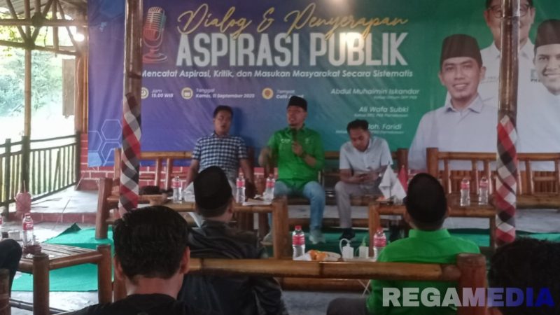 Caption: Ketua Fraksi PKB DPRD Pamekasan, Moh Faridi, sampaikan arahannya saat gelar serap aspirasi bersama aktivis, (dok. regamedianews). 
