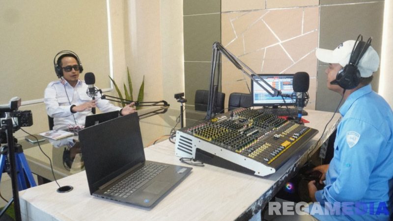 Caption: Kepala Rutan Kelas IIB Sampang Kamesworo, saat podcast di studio radio Salsabila FM,  (foto istimewa). 