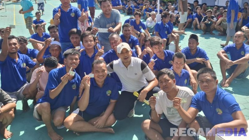 Caption: suasana keakraban Karutan Kelas IIB Sampang (Kamesworo) dengan warga binaan, usai senam bersama dan bagikan vitamin, (foto istimewa). 