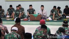 Caption: suasana saat berlangsungnya acara maulid nabi Muhammad SAW, di Aula Makodim 0826 Pamekasan, (dok. regamedianews). 