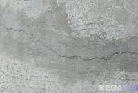 Caption: kondisi jalan rabat beton di Dusun Sumber Kuning Desa Jrengik tampak retak, (dok. regamedianews). 