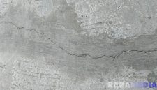Caption: kondisi jalan rabat beton di Dusun Sumber Kuning Desa Jrengik tampak retak, (dok. regamedianews). 