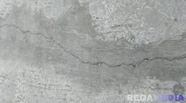 Caption: kondisi jalan rabat beton di Dusun Sumber Kuning Desa Jrengik tampak retak, (dok. regamedianews). 