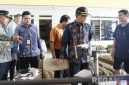 Caption: Bupati Pamekasan KH Kholilurrahman, saat sidak ke salah satu gudang distributor tembakau, (dok. regamedianews). 