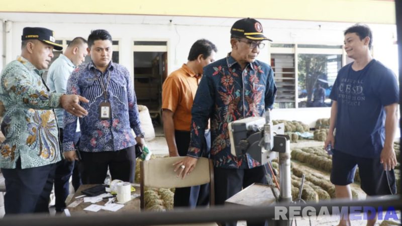 Caption: Bupati Pamekasan KH Kholilurrahman, saat sidak ke salah satu gudang distributor tembakau, (dok. regamedianews). 