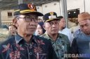 Caption: Bupati Pamekasan KH Kholilurrahman, saat diwawancara awak media usai sidak gudang distributor tembakau, (dok. regamedianews). 