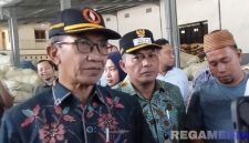 Caption: Bupati Pamekasan KH Kholilurrahman, saat diwawancara awak media usai sidak gudang distributor tembakau, (dok. regamedianews). 