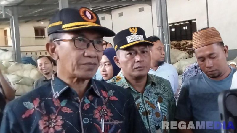 Caption: Bupati Pamekasan KH Kholilurrahman, saat diwawancara awak media usai sidak gudang distributor tembakau, (dok. regamedianews). 