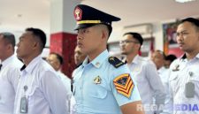 Caption: seluruh pegawai Lapas Narkotika Pamekasan saat mengikuti apel virtual bersama Kementerian Hukum HAM dan Kementerian Imigrasi dan Pemasyarakatan. (foto istimewa). 
