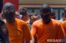 Caption: para pelaku narkoba memakai topeng dan baju tahanan Polres Bangkalan, (dok. regamedianews). 