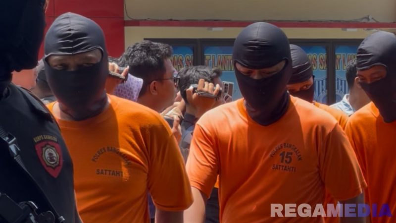 Caption: para pelaku narkoba memakai topeng dan baju tahanan Polres Bangkalan, (dok. regamedianews). 