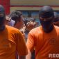 Caption: para pelaku narkoba memakai topeng dan baju tahanan Polres Bangkalan, (dok. regamedianews). 