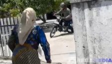Caption: potongan video viral aksi curanmor, digerebek dan dihadang emak-emak, (dok. regamedianews). 