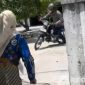 Caption: potongan video viral aksi curanmor, digerebek dan dihadang emak-emak, (dok. regamedianews). 