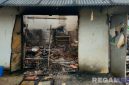 Caption: tampak kondisi toko hangus hancur lebur usai kebakaran, (dok. regamedianews). 