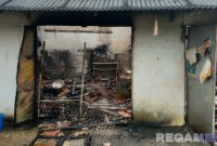 Caption: tampak kondisi toko hangus hancur lebur usai kebakaran, (dok. regamedianews). 
