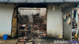 Caption: tampak kondisi toko hangus hancur lebur usai kebakaran, (dok. regamedianews). 