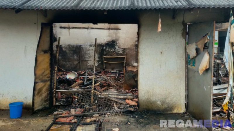Caption: tampak kondisi toko hangus hancur lebur usai kebakaran, (dok. regamedianews). 