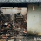 Caption: tampak kondisi toko hangus hancur lebur usai kebakaran, (dok. regamedianews). 