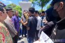 Caption: Kepala Dinas Pendidikan Sampang, Mohammad Fadeli, menemui langsung sejumlah pemuda yang aksi demo, (foto istimewa). 
