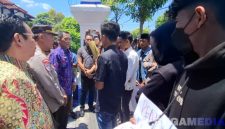 Caption: Kepala Dinas Pendidikan Sampang, Mohammad Fadeli, menemui langsung sejumlah pemuda yang aksi demo, (foto istimewa). 