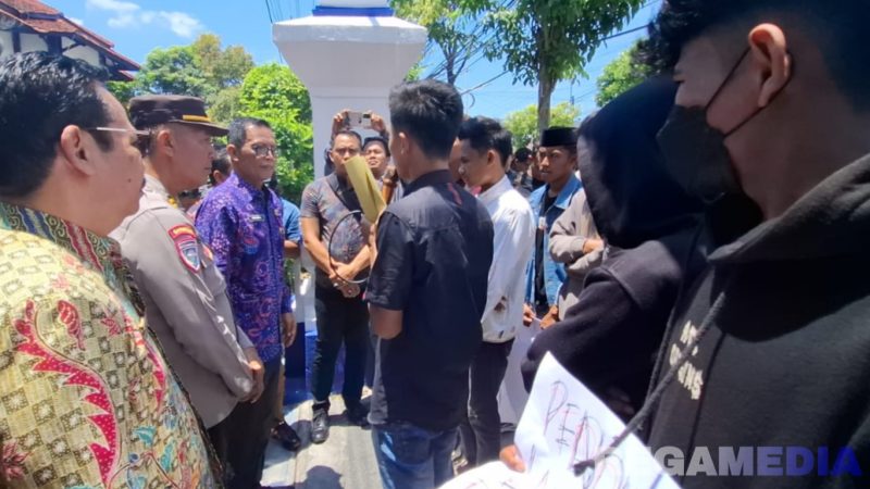 Caption: Kepala Dinas Pendidikan Sampang, Mohammad Fadeli, menemui langsung sejumlah pemuda yang aksi demo, (foto istimewa). 