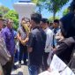 Caption: Kepala Dinas Pendidikan Sampang, Mohammad Fadeli, menemui langsung sejumlah pemuda yang aksi demo, (foto istimewa). 