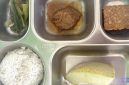 Caption: tampak menu lauk Makanan Bergizi Gratis (MBG) yang diberika kepada siswa SD ditemukan basi, (dok. regamedianews). 