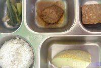 Caption: tampak menu lauk Makanan Bergizi Gratis (MBG) yang diberikan kepada siswa SD ditemukan basi, (dok. regamedianews). 